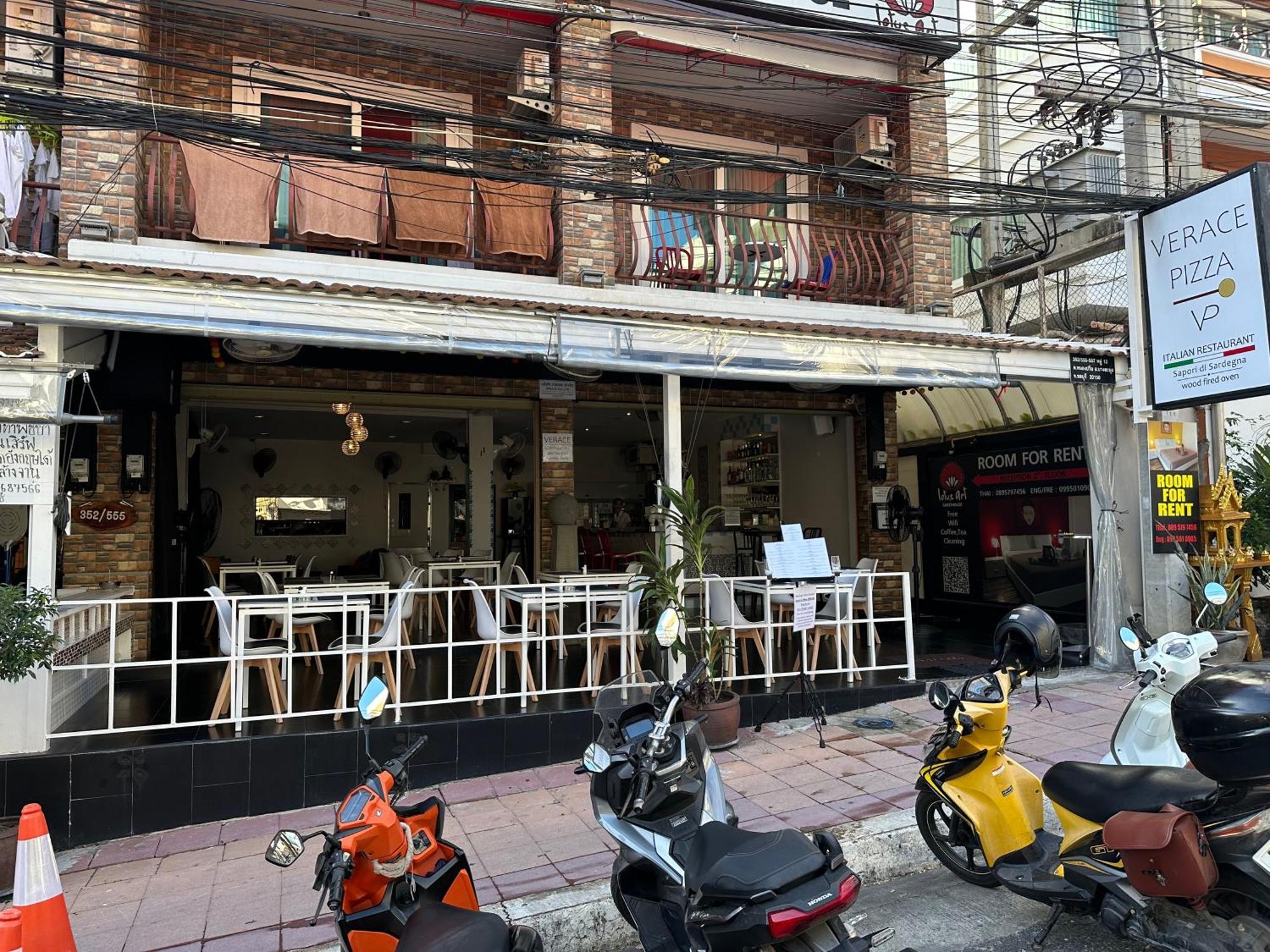 Lotus Art Guesthouse Pattaya Bagian luar foto