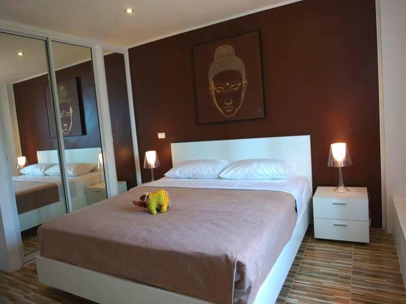 Lotus Art Guesthouse Pattaya Bagian luar foto